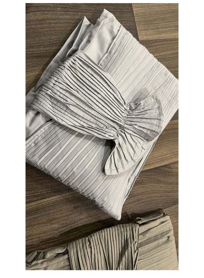 A very finely milled, one-piece prayer sheet that covers the entire body with a uniform and spacious size for all body types.
